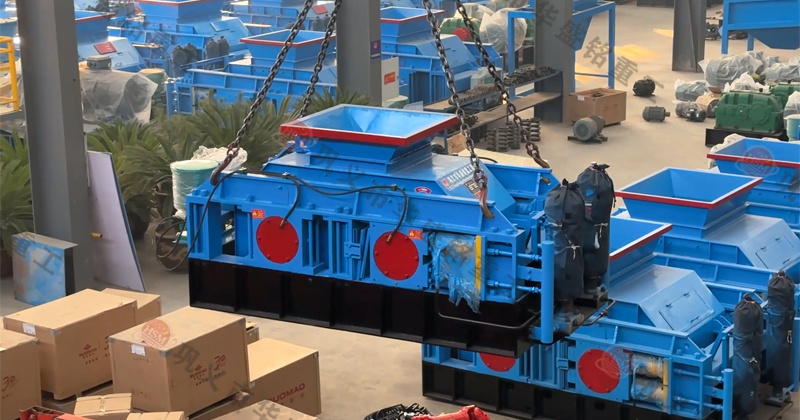 華盛銘液壓對輥機適合鵝卵石制砂，設(shè)備型號齊全可參考